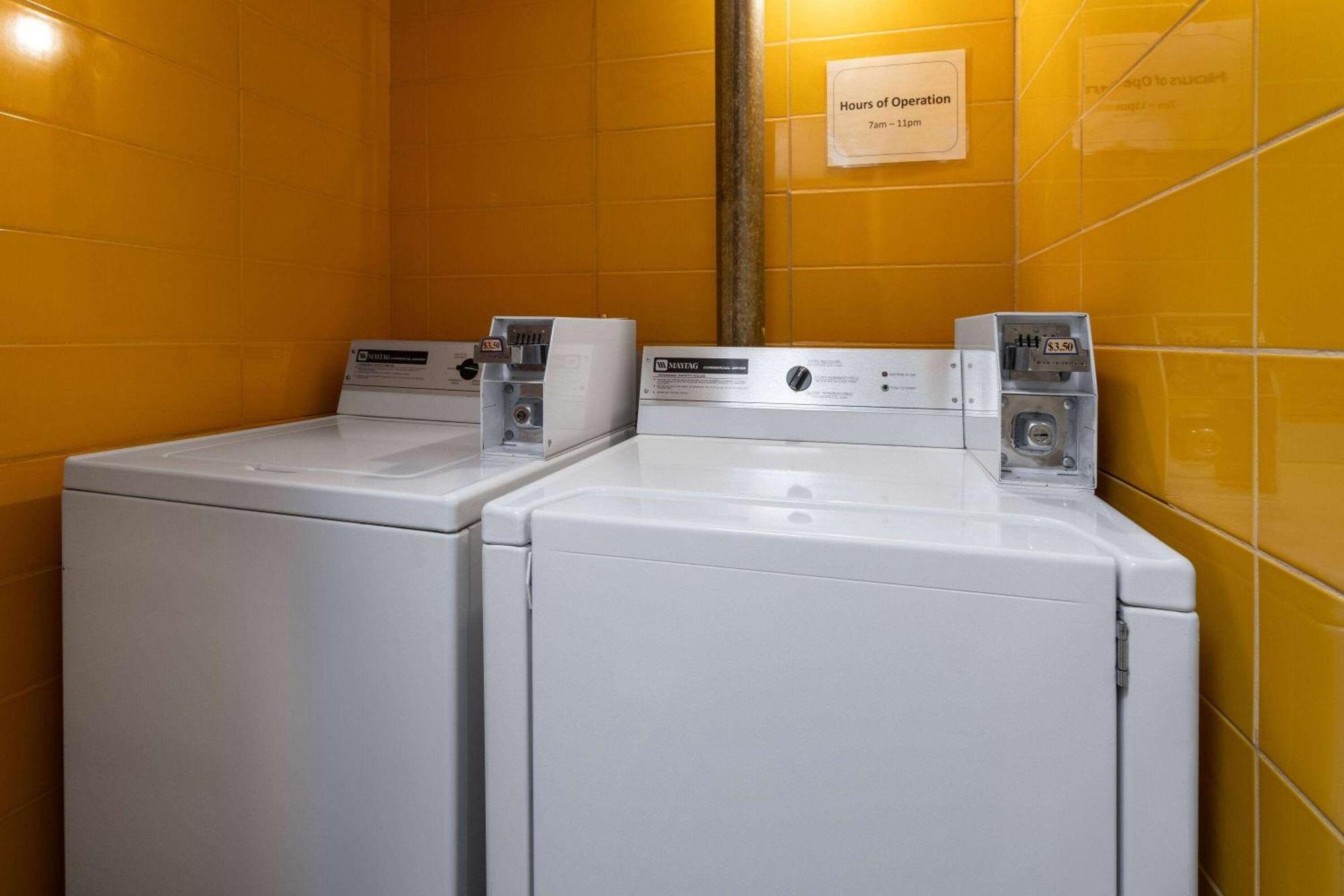 Travelodge By Wyndham アマースト エクステリア 写真